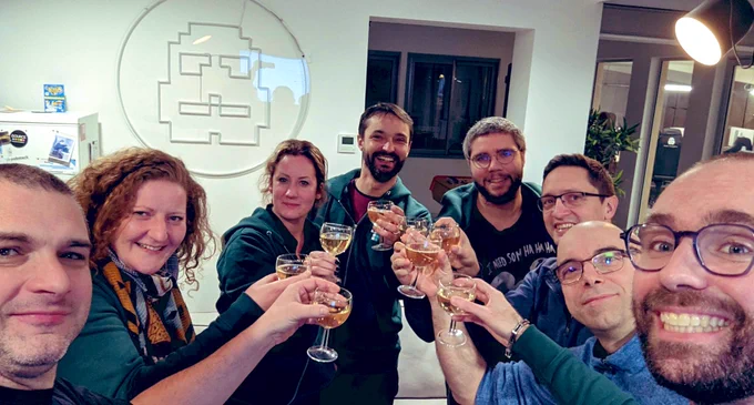 L’équipe quasiment au complet trinquant au champagne