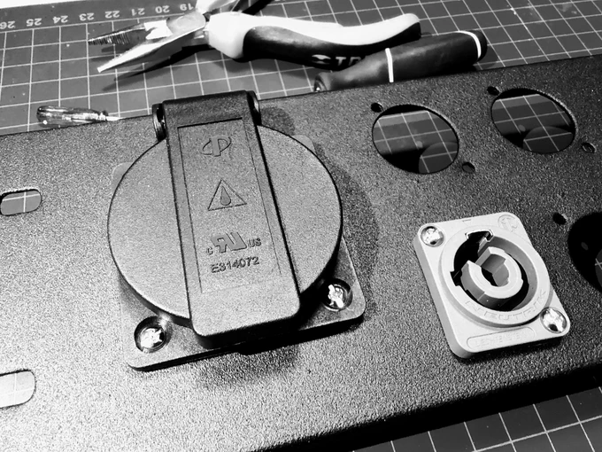 Work in progress ⚡

Armado de panel custom para distribución de AC.

En la primera etapa, está opción integra lo siguiente:

⚙️ Conector NEMA 5-15R
⚙️ Conector PowerCON NAC3MPXXA

#powerdistribution #powerdistro #corrientealterna #custommade #custompanel #audiotools #DesignedByBlackFox #BlackFox #DistributedByBlackvolt 