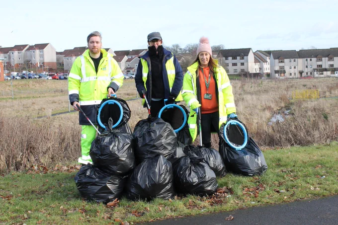 Cllr Ruairi Kelly at the Easterhouse litter pick with Sarah Barnes of Glasgow Kelvin College and Tracey Boyle of GCC.