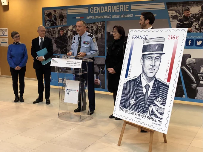 Dévoilement du timbre-poste en hommage au colonel Beltrame. Photo L. Albaret, Gendarmerie nationale, janvier 2023.