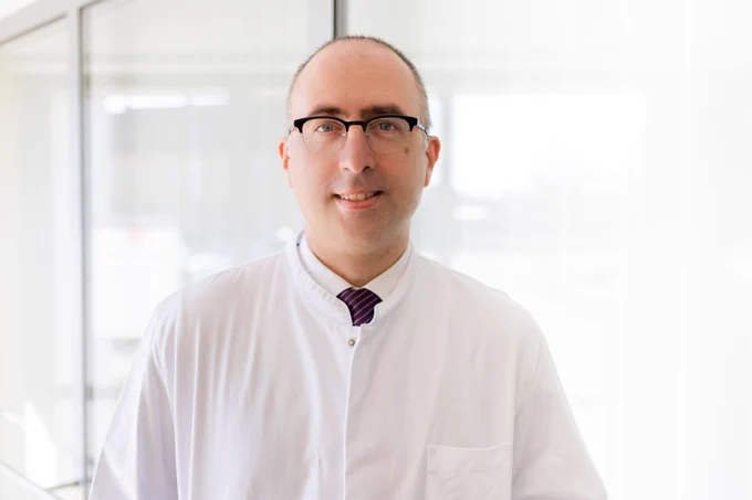 In einem mehrjährigen durch die Deutsche Forschungsgemeinschaft (DFG) unterstützten Projekt konnte nun die Arbeitsgruppe von Prof. Dr. med. Dimitrios Mougiakakos, Direktor der Universitätsklinik für Hämatologie und Onkologie Magdeburg, zusammen mit Forschenden aus Erlangen, Regensburg und Würzburg zeigen, dass DNA-Schäden in den T-Lymphozyten vor allem in den ersten sechs Wochen nach Transplantation mit höheren Rückfallraten der Grunderkrankung einhergehen.