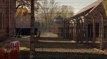 Prikkeldraad en gebouwen van Kamp Westerbork 