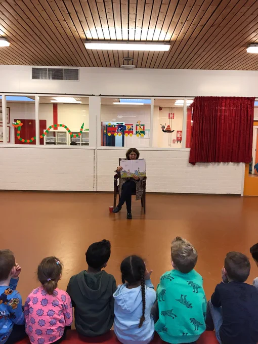 Burgemeester Marja van Bijsterveldt leest kinderen voor.