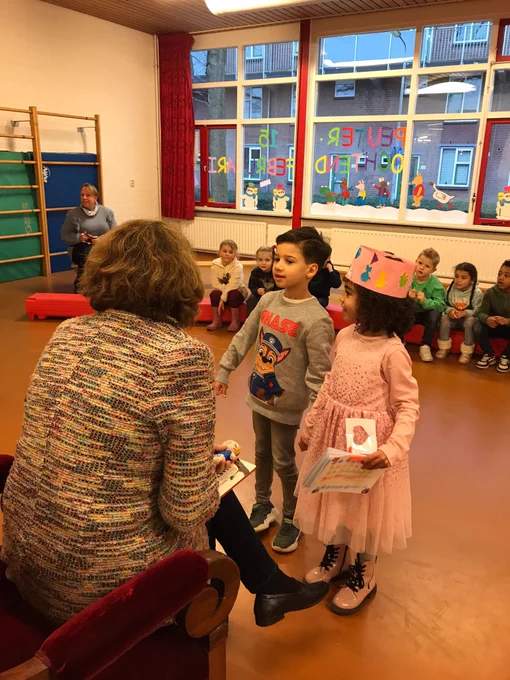 Burgemeester Marja van Bijsterveldt leest kinderen voor.