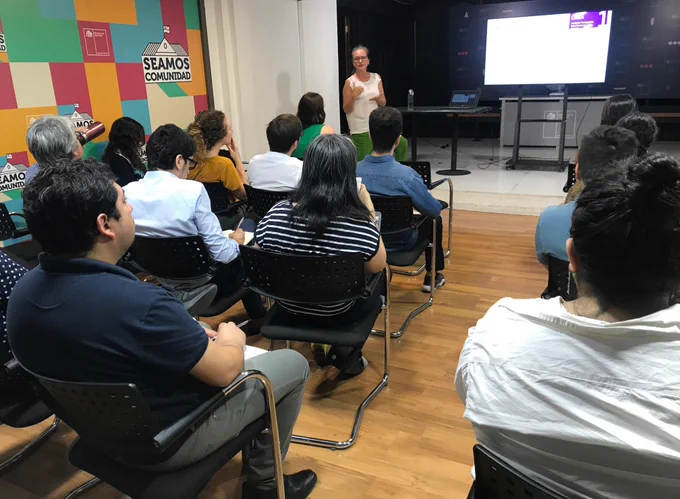 Directora Claudia Matus expone frente un grupo de personas sentadas