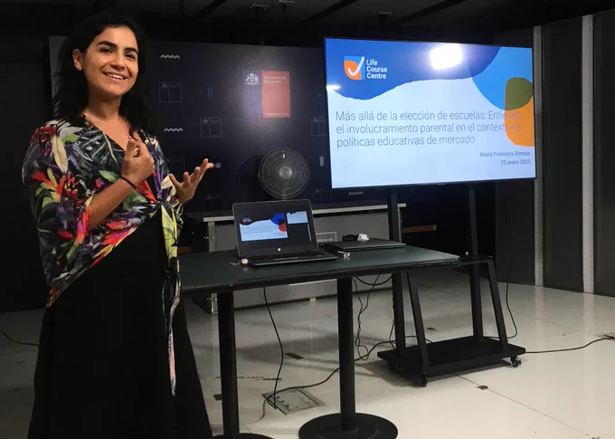 Francisca Donoso expone frente a una diapositiva