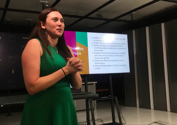 Investigadora Ngaire Honey expone frente a una diapositiva