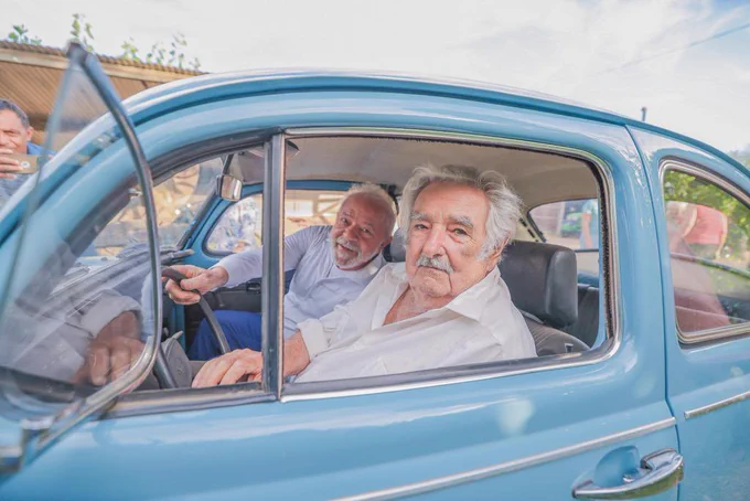 Lula e Mujica no fusca azul do ex-presidente uruguaio