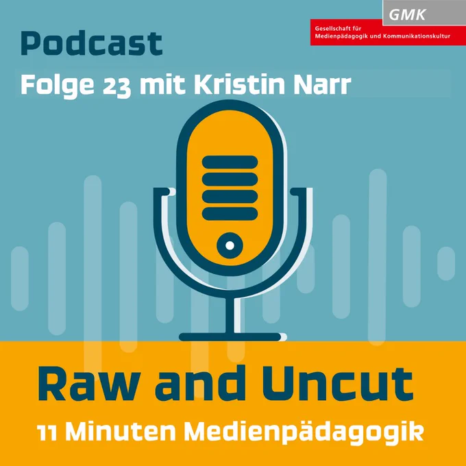 Orangefarbenes Microphone auf hellblauem Hintergrund. "Raw and Uncut - 11 Medienpädagogik" Folge 23