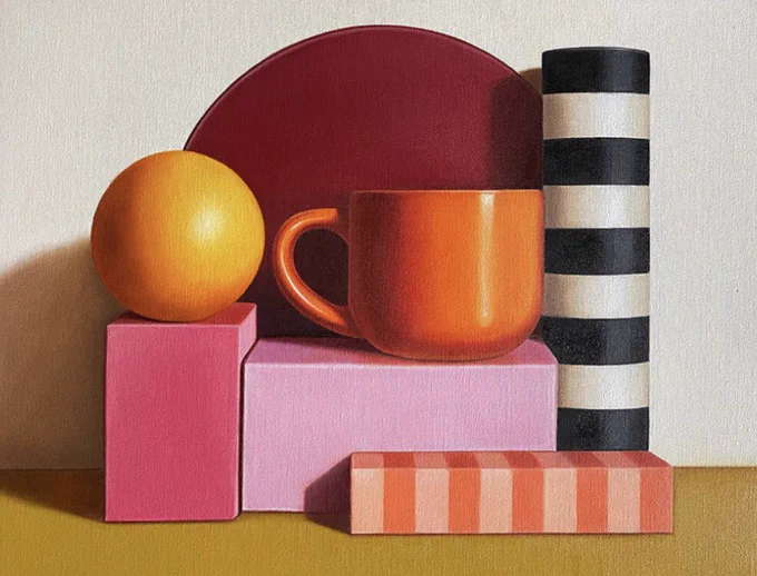 Stillleben mit Objekten unterschiedlicher geometrischer Formen: Eine orangefarbene Kugel, zwei Quader in rosa und pink, ein schwarz-weiß gestreifter Zylinder. Dazwischen eine orangefarbene Kaffeetasse.