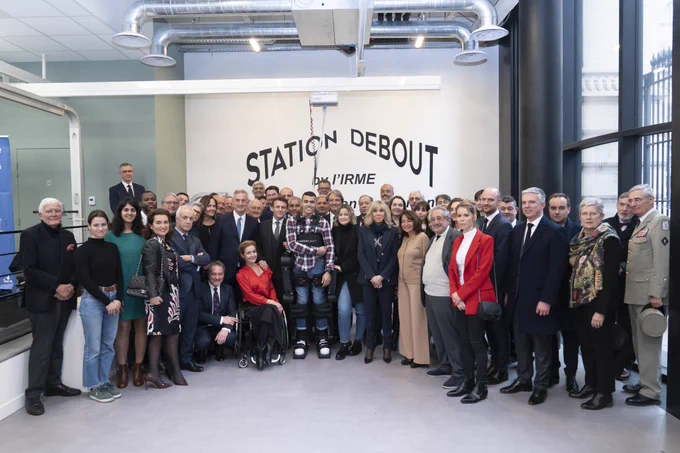 Photographie de groupe de toutes les personnes présentes lors de l’inauguration de la Station Debout à Paris. On reconnaît notamment le Président de la République, Brigitte Macron, les ministres Lecornu, Combe, Barrot et Darrieussecq.