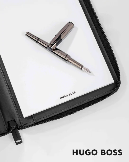 HUGO BOSS | FOUNTAIN PEN | CHEVRON
For a contemporary interpretation of a timeless wardrobe staple, the Chevron line is inspired by the classic herringbone print, A signature design of our ready-to-wear styles. With the innovative play on texture, a boldly modern writing instrument has been created. This version, with its shiny gun texture & black detailing is beautifully modern. A statement piece.

https://b2bgiftsshop.com/products/fountain-pen-chevron-gun

#hugoboss #hugobosspen #chevron #fountainpen #pens #pen #writinginstruments #desktopitems #folder #conferencefolder #corporate #conference #welcomegifts #conferencegifts #hugoboss筆 #筆 #書寫工具 #會議文件夾 #文件夾 #迎新禮品 #會議禮品