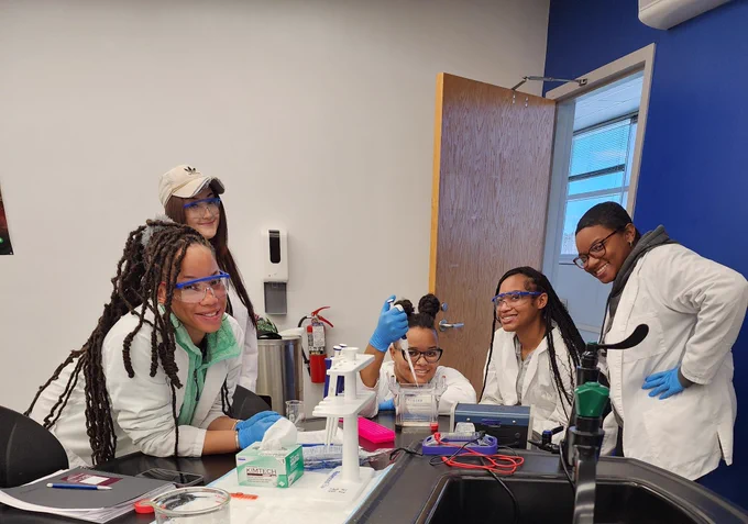 Undegrads taking turns loading protein gels