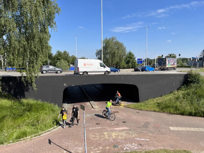 Overview of the interchange. cars and trucks overhead