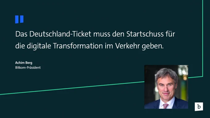 Zitatkachel mit Bitkom-Präsident Achim Berg. In der rechten, unteren Ecke ist ein Foto von ihm zu sehen, auf dunkelblauem Grund steht in weißer Schrift: Das Deutschland-Ticket muss den Startschuss für die digitale Transformation im Verkehr geben.