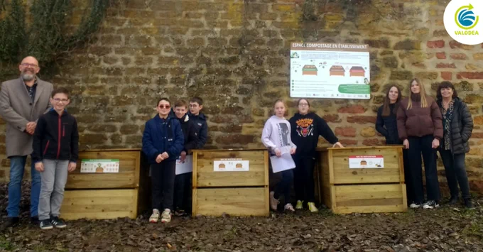 📷 [Retour en image] Inauguration du site de compostage au collège de Raucourt (30/01/2023) 👩‍🌾🌼


✅ Les éco-délegués encadrés par Mme Peltier (professeure de technologie) ont rappelé l'intérêt du compostage, les déchets à déposer dans le composteur, ainsi que les règles d'or pour réussir son compost !


👉 Ce projet a été réalisé avec l’accompagnement de VALODEA, pour la sensibilisation et la mise en place du matériel (composteurs et signalétique), et surtout grâce à l’implication et la motivation des élèves éco-délégués, de l'atelier Foquale jardinage et de la direction. 
Ce projet doit mobiliser également le personnel de cantine.


♻ Le compost obtenu permettra de réduire les déchets de l’établissement et sera bénéfique au futur projet de jardin paysager du collège.


ℹ Vous souhaitez avoir plus d'informations sur le compostage ? Plus d'infos sur valodea.fr
