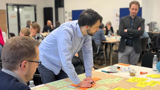 Das Foto zeigt Teilnehmende der Peer-to-Peer-Beratung.
