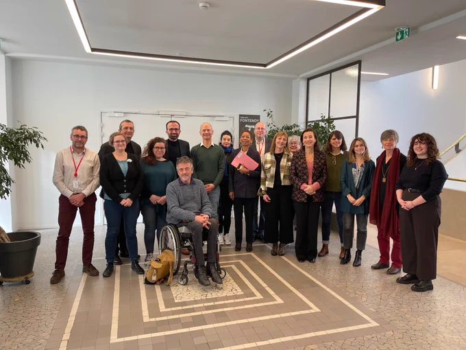 de gauche à droite : Emmanuel Guichardaz, Marie-Pierre Toubhans, Farbod Khanzari, Ronit Leven, Eric Delemar, Jean-Luc Simon, Jérémie Boroy, Miroslava Kachler, George Pau-Langevin, Nicolas Eglin, Fabienne Jégu, Bernadette Celeste, Claire Hédon, Murielle Mauguin, Marie-Camille Laloye, Bénédicte Kail et Gaëlle Trividic. Ils posent en souriant.