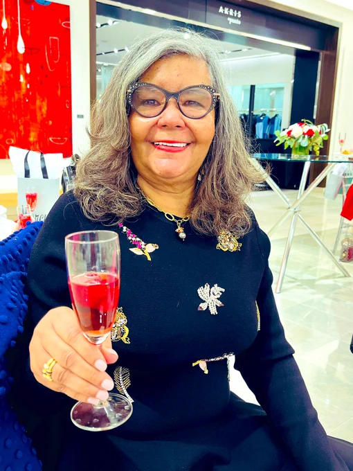 What an honor to meet Debbie M. Gibbs, Big “CHEERS” 👏 to the first Black female TV reporter in Charlotte NC reporting news at @WBTV In 1975 - “Back then women were fairly new in television,” remembered Gibbs. “It wasn’t just black women, it was women period.” #BlackHistoryMonth what an honor for me to meet her yesterday at the #NeimanMarcus Galentines event, I found her great quote in this great clip from the news station #WBTV in a 2019 story by WBTV's Brigida Mack, follow the link to watch and learn more about Debbie here: https://www.wbtv.com/2019/02/23/i-had-no-idea-i-was-first-black-female-they-didnt-tell-me-i-didnt-ask-charlotte-woman-reflects-being-citys-first-black-female-tv-reporter/