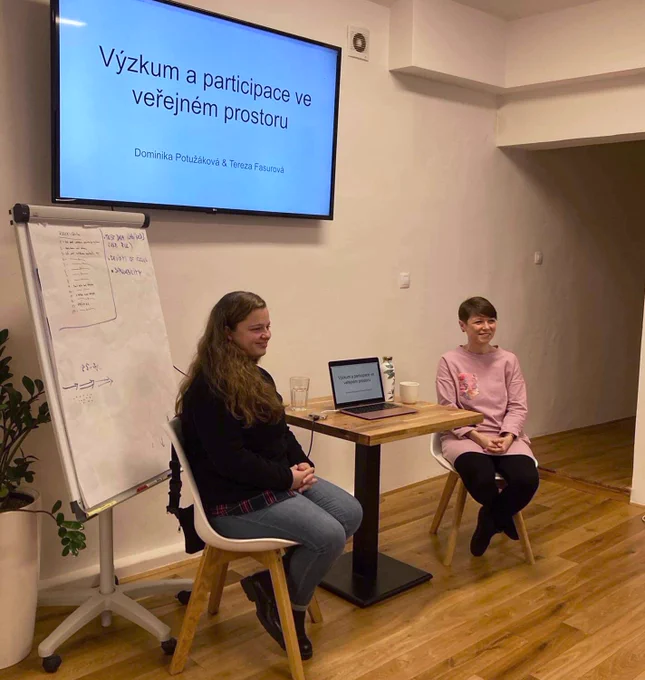 Tereza Fasurová a Dominika Potužáková prezentují před publikem