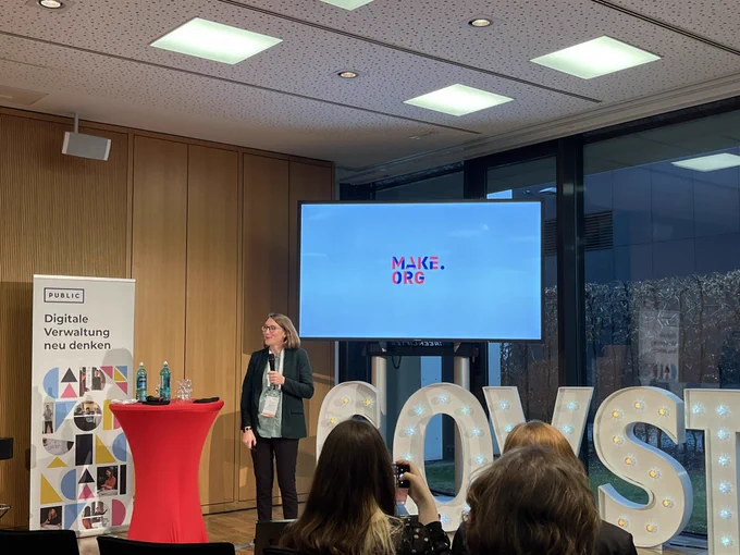 Sarah Delahaye stellt make.org vor.