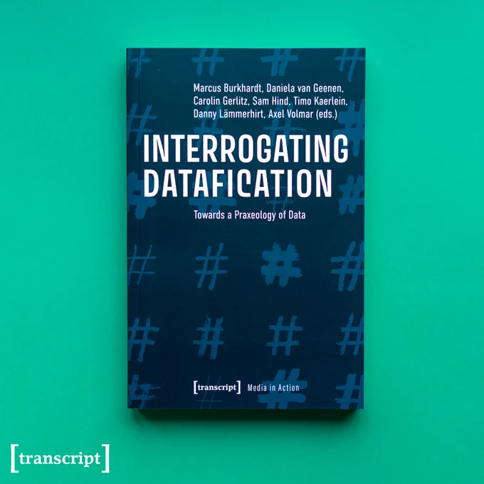 Das Buch-Cover von »Interrogating Datafication« auf grünem Hintergrund. 