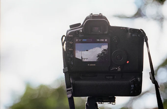 Back of a digital camera showing the viewfinder