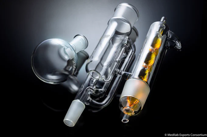A MEDILAB Soxhlet Extraction Apparatus made of Borosilicate Glass 3.3