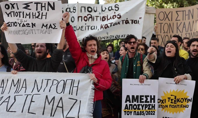 Actors and artists demonstrate against the downgrade of their studies. Credit: AMNA