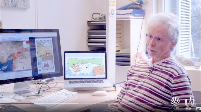 Copie d'écran de la video explicative. Robin Lacassin, chercheur CNRS à l'IPGP, à droite, explique le contexte des séismes du 6 Février. Sur deux écrans au centre et à gauche plusieurs cartes illustrent graphiquement ce contexte.