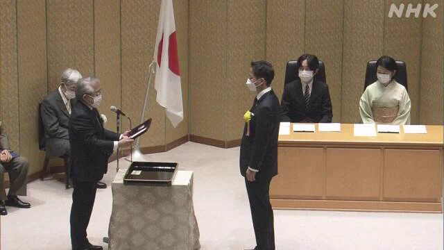 Kei Igarashi (center) is awarded the 19th Japan Academy Medal during a ceremony Feb. 7 in Tokyo as Crown Prince Akishino and Crown Princess Kiko (right) look on. NHK