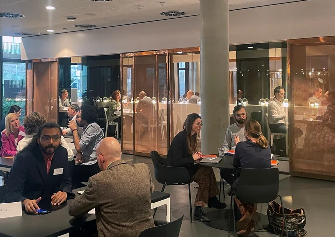 Mentoring is a huge part of the program. In small groups and one-in-one sessions the founders gain even more knowledge for their startup journey. This picture shows those discussions where mentors are guiding the founders. At separate table islands and niches the undisturbed and confidential exchange is ensured.