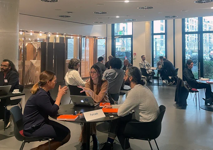 Mentoring is a huge part of the program. In small groups and one-in-one sessions the founders gain even more knowledge for their startup journey. This picture shows those discussions where mentors are guiding the founders. At separate table islands and niches the undisturbed and confidential exchange is ensured.