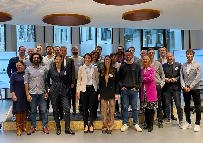 Group picture of the Cohort 3 Startups of the Earlybird Vision Lab program and our partner companies at Handelsblatt Media Group and Bain & Company. 24 people stand together in a group, all are smiling and enjoying their time.