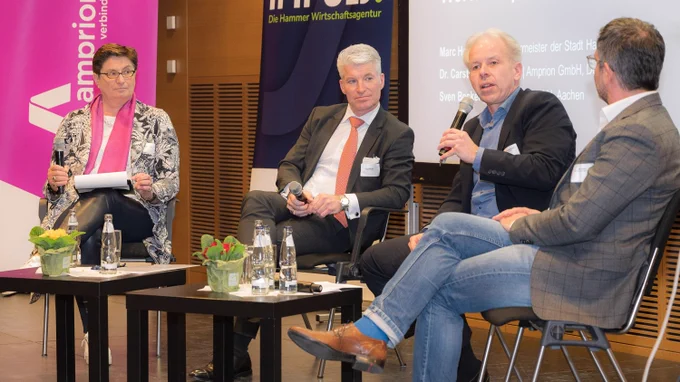 Podiumsdiskussion zur Wasserstoffregion Westfalen in Hamm: Auf dem Podium sitzen von links: Moderatorin Dr. Marie-Theres Thiell, Mitglied des Vorstands von Westfalen e.V., Sven Becker, CEO von Trianel, Dr. Carsten Lehmköster, Leiter Netzwirtschaft bei Amprion, und Marc Herter, Oberbürgermeister der Stadt Hamm.