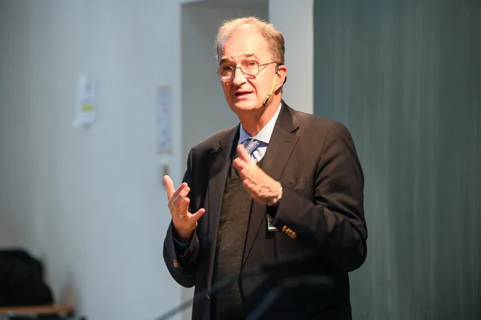 Prof. Peter Falkai, Director of the Clinic for Psychiatry and
Psychotherapy, LMU, Münich. Germany