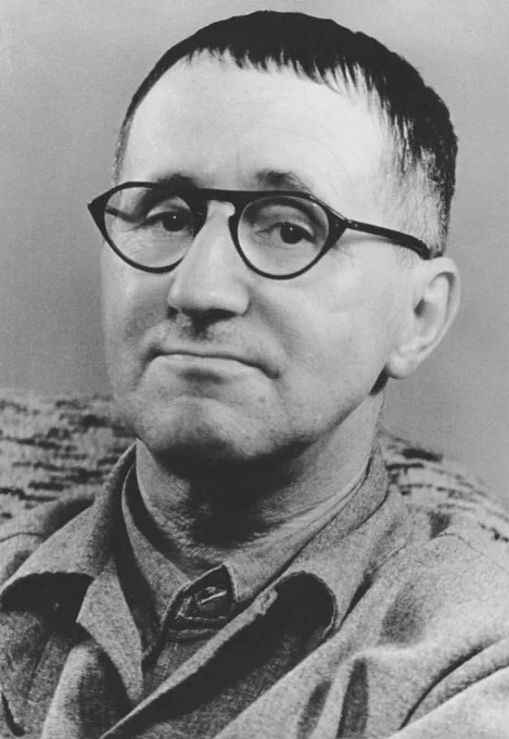 Black and white photo of Bertolt Brecht | Credits: Bundesarchiv, Jörg Kolbe; CC-BY-SA 3.0