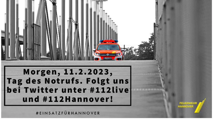 Ein Einsatzfahrzeug fährt über eine Brücke.