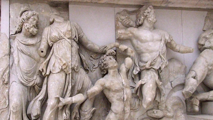 Fotografie eines Ausschnitts des Pergamonaltars im Pergamonmuseum, Staatliche Museen zu Berlin. Darauf zu sehen: Gigantomachie: Nereus, Doris, Okeanos contra Giganten (2. Jh. v. Chr.).  Foto: Claus Ableiter, 2006, Pergamonmuseum, Berlin.