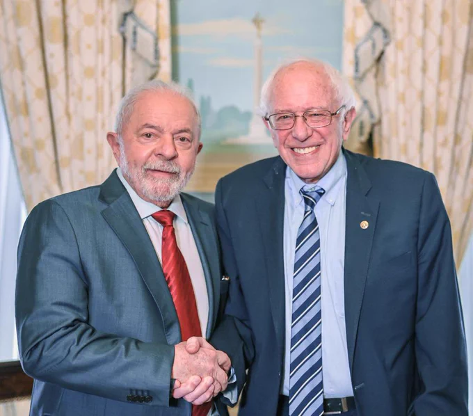 Lula e senador Bernie Sanders sorriem para a foto e apertam as mãos