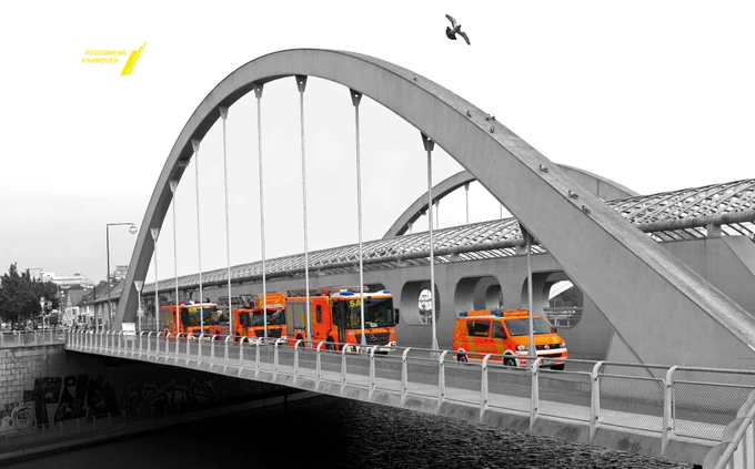 Ein Löschzug überquert eine Brücke in Hannover.
