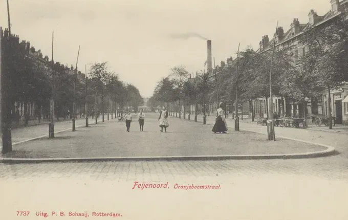 De Oranjeboomstraat in de wijk Feijenoord te Rotterdam, ca. 1910. Collectie Stadsarchief Rotterdam 
