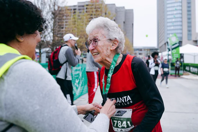Betty Lindberg receives her finisher’s medal