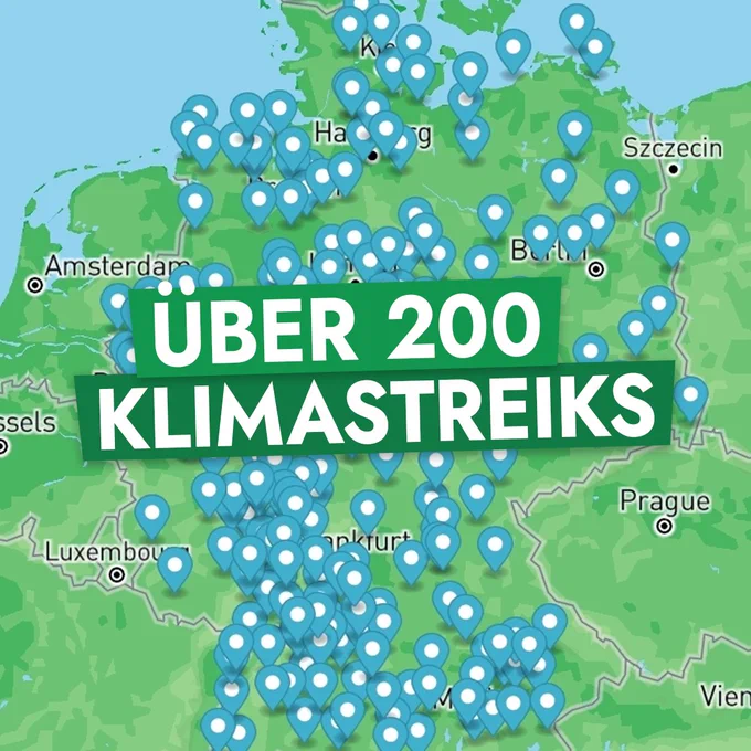 Auf einer Deutschlandkarte sind viele Markierungen an Orten, wo Streiks stattfinden. Darüber steht als Überschrift: Über 200 Klimastreiks