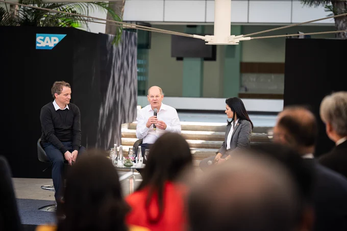 Bundeskanzler Scholz in einer Diskussionen mit Mitarbeiterinnen und Mitarbeitern der SAP Bengalore.