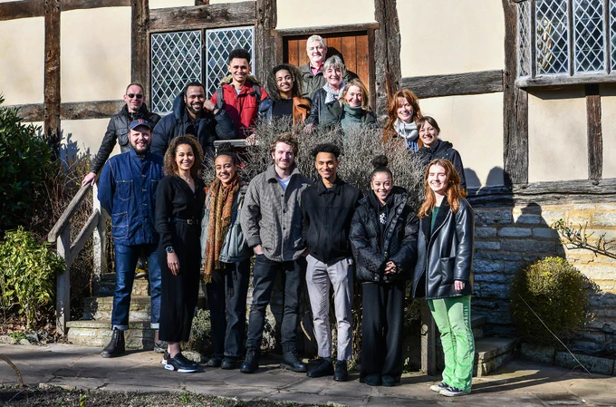 The cast of Hamnet in front of Anne Hathaway's Cottage. 