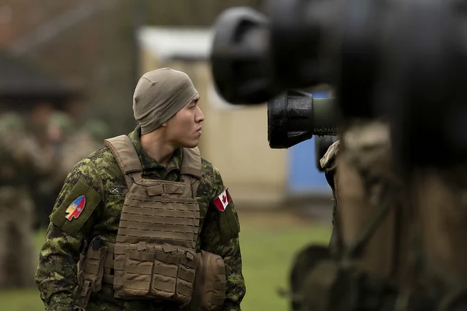 A soldier with the 3rd Battalion, Princess Patricia’s Canadian Light Infantry, instructs Ukrainian recruits on the Next-generation Light Anti-tank Weapon (NLAW) during Operation UNIFIER in the United Kingdom, on January 26, 2023.

 

Please Credit: Corporal Eric Greico, Canadian Armed Forces Photo