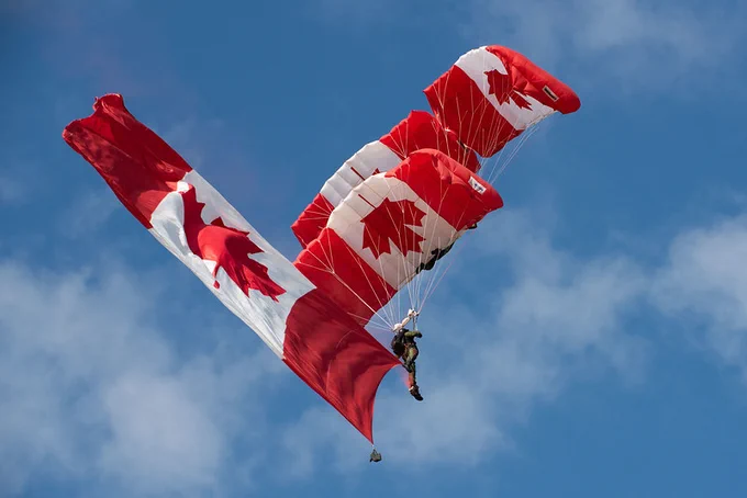 Le capitaine Pierre-Alexandre Dufour, le caporal-chef Adam Hanna et le caporal-chef Trevor Neelin, membres des SkyHawks (l’équipe de parachutistes des Forces armées canadiennes), font une démonstration de parachutisme à l’aéroport régional de North Peace, à Fort St. John, lors du spectacle aérien international de Fort St. John, en Colombie-Britannique, le 30 juillet 2022.

 

Photo : Caporale Jessey Gagné, Unité de l’Armée canadienne d’essais et d’évaluation (UACEE), Gagetown, Forces armées canadiennes