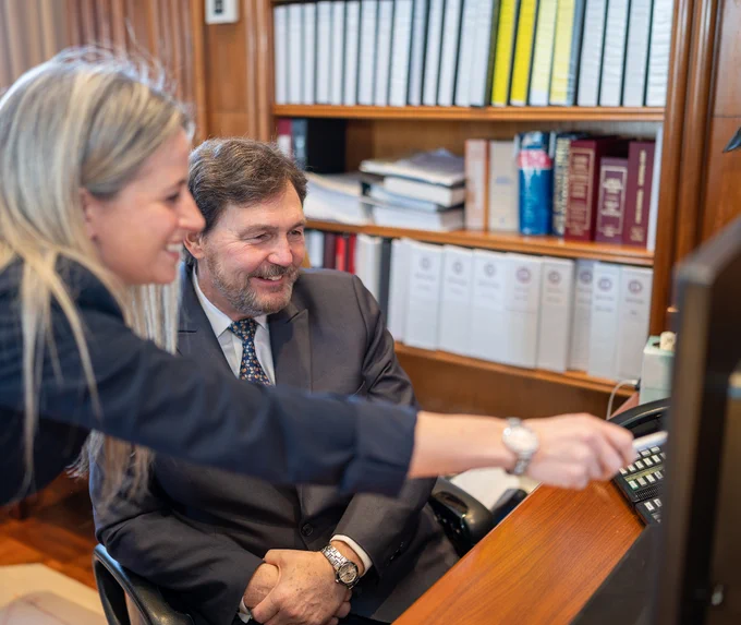 Registry Branch Director Julie Laverty shows Chief Justice Richard Wagner how counsel are using the Court’s new e-filing portal.