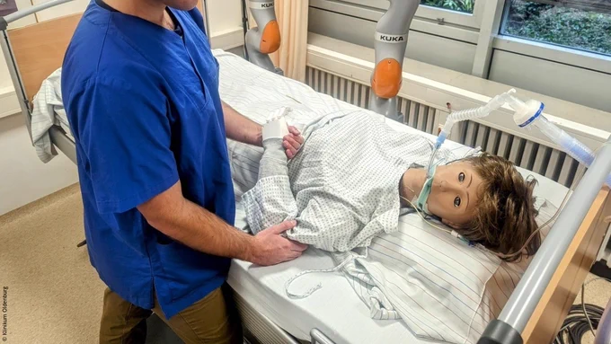 Ein Pfleger steht am Bett mit einer Roboter-Patientin. Copyright: Klinikum Oldenburg